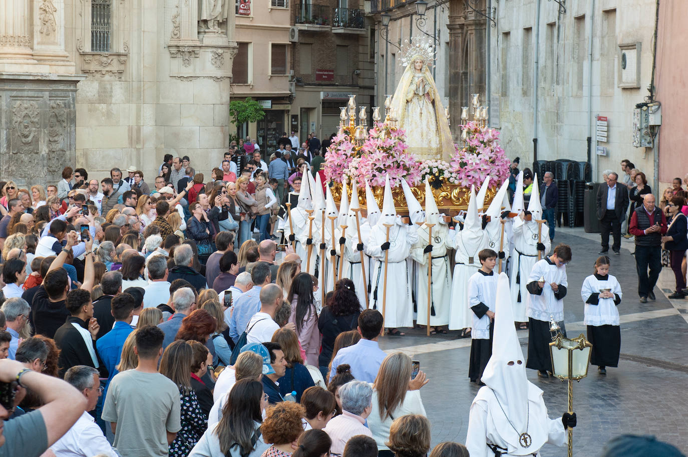 El Cristo Yacente recorre las calles de Murcia, en imágenes