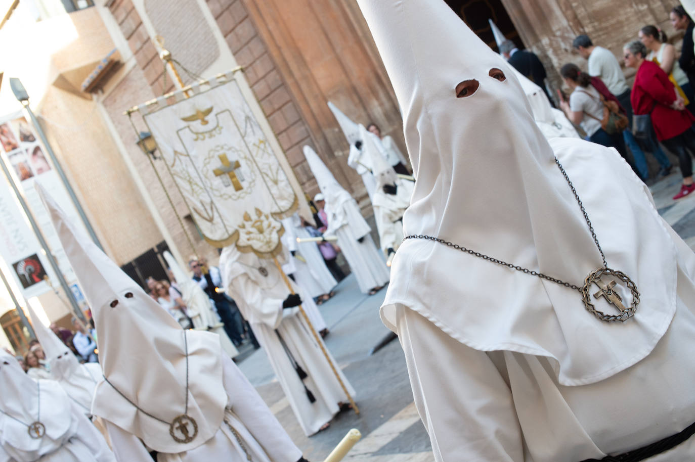 El Cristo Yacente recorre las calles de Murcia, en imágenes