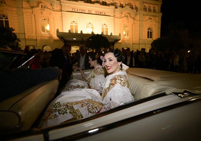 Arrival of the queens at Romea in vintage cars.