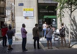Colas frente a la oficina de la Seguridad Social en la calle Caridad de Cartagena, en una imagen archivo.