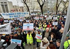 Regantes y trabajadores del campo se manifiestan contra los recortes del trasvase en la protesta del pasado enero frente al Ministerio de Agricultura.
