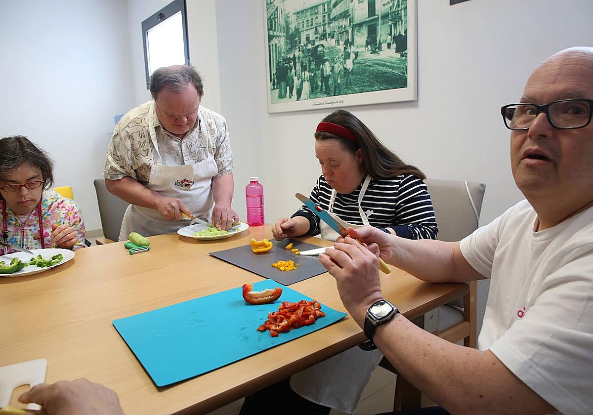 Usuarios de Fundown participan en un taller de cocina dentro del programa 'Buen envejecer' .