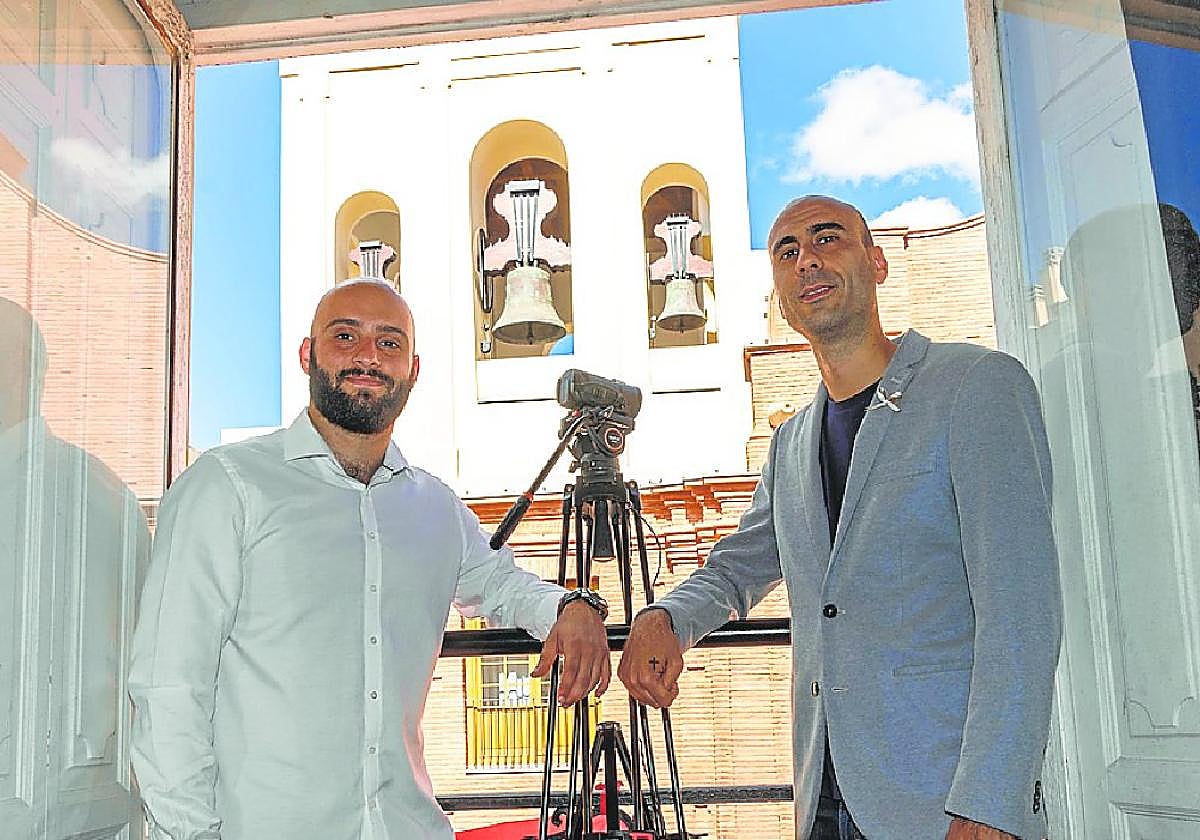Iván y Julio Lillo, con la cámara preparada, en un balcón de la Económica.