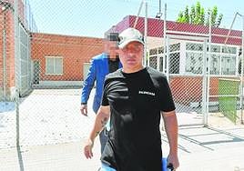 Nacho Jacob en la puerta de la prisión de Sangonera la Verde en agosto del año pasado.