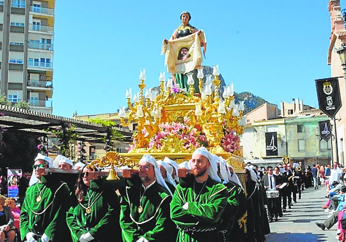 Las andaderas de San Pedro, de Cehegín. Cristo Yacente, por las calles. El paso de la Verónica de Cieza.