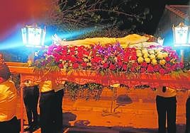El Cristo Yacente de la Cofradía de la Fe de Corvera, durante la procesión del Viernes Santo.