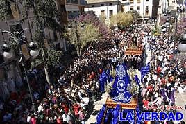San Juan se retira para dejar paso al Nazareno que se encuentra con su Madre Dolorosa