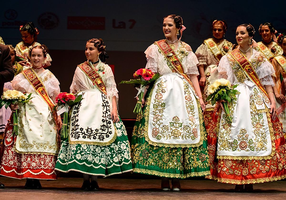 África Peñalver Lozano y Andrea Sánchez Barceló (en los extremos), reinas de la Huerta 2023, infantil y mayor, tras la coronación celebrada durante la gala de la Exaltación, junto a las reinas salientes, Ángela Moreno y Maite Irles (centro).