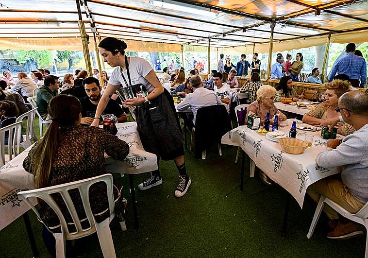 Las barracas abren sus puertas este domingo con mesas llenas y colas.