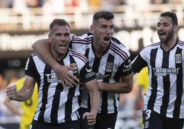 Ortuño celebra con rabia el gol junto a Alcalá y a Martos.