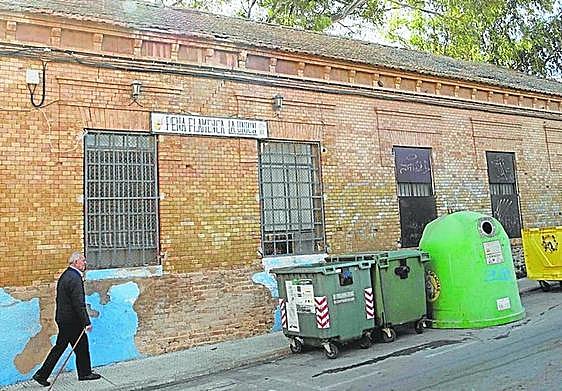 Un vecino pasea junto al centro que albergó las escuelas graduadas.