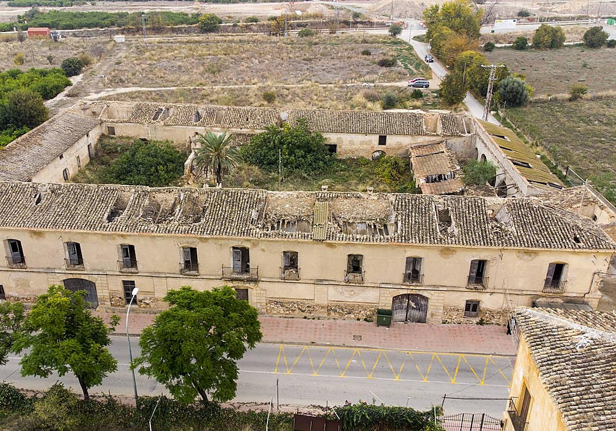 Vista aérea de Las Posadas del Duque de Alba, en Librilla, y el terreno aledaño.