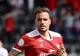 Pedro León, ayer, se besa el escudo tras hacer uno de los goles de su equipo en el Stadium Gal.