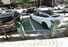 Punto de recarga de vehículos eléctricos en la calle Jaime I de Murcia.