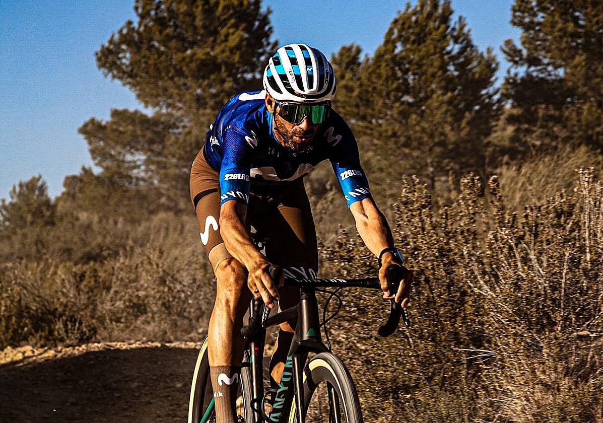Alejandro Valverde, entrenando con el nuevo equipo de gravel del Movistar.