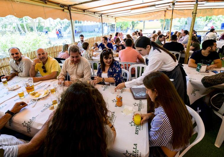 Las barracas ofrecen su comida más tradicional a los comensales.