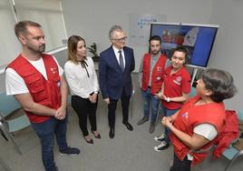 El consejero de Salud, Juan José Pedreño, y la directora de Asistencia Sanitaria, Isabel Ayala, con cuatro de los sanitarios desplazados a Turquía: Francisco Robles, Antonio Hernández, Magdalena Martínez y Amparo Cerón.