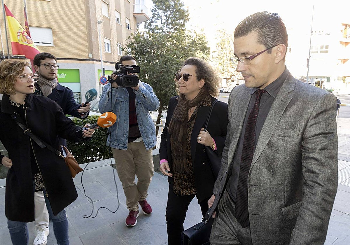 Yolanda Muñoz, con su abogado, Raúl Pardo-Geijo Ruiz, en marzo ante los juzgados de Cartagena.