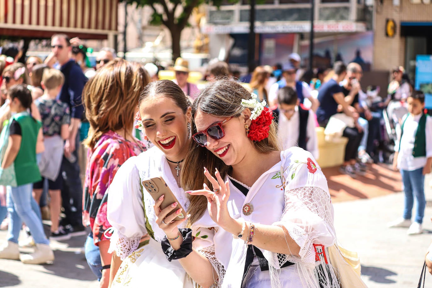 Las imágenes del ambiente festivo que inunda las calles en el Bando de la Huerta