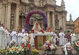 La Virgen de la Fuensanta preside el altar de la misa del Bando de la Huerta.