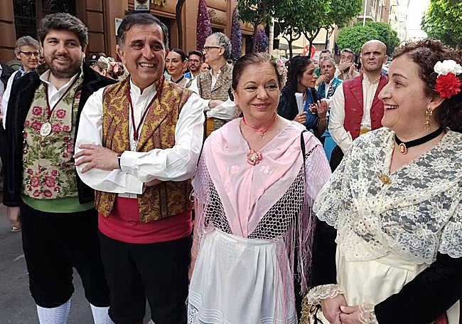 De izq. a dcha., el presidente regional, Fernando López Miras; el alcalde de Murcia y su esposa, José Antonio Serrano y Lola Jara; y la delegada del Gobierno, Caridad Rives.