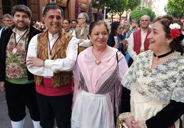 Caridad Rives, a la izquierda, acompañada del alcalde de Murcia, José Antonio Serrano, y el presidente de la Comunidad, Fernando López Miras.