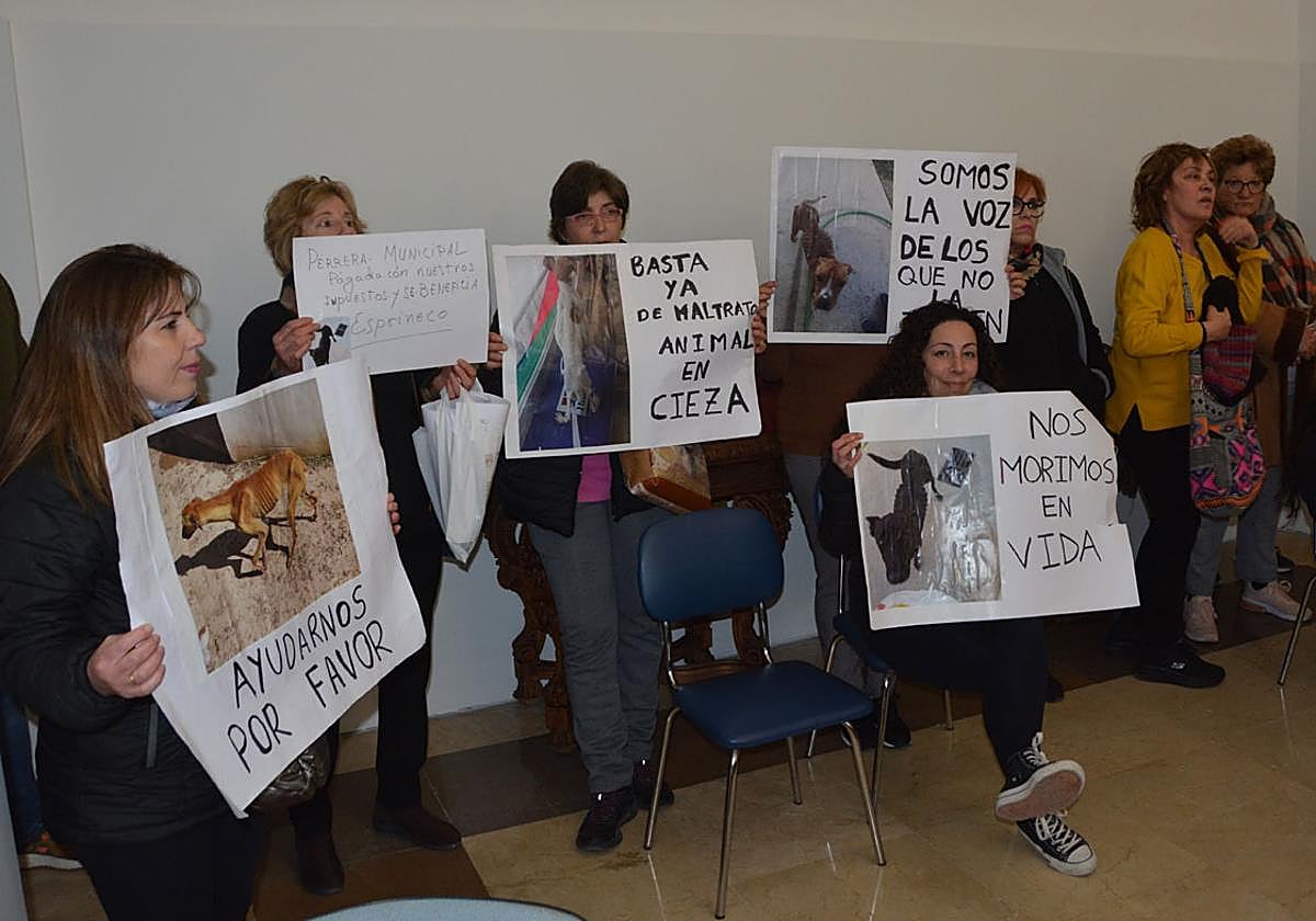 Un grupo de vecinos en una de las protestas contra la perrera.