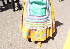 Una asistente al Bando de la Huerta muestra un refajo hecho de forma artesanal.