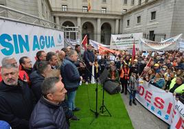 Concentración de los regantes ante el Ministerio, el pasado 11 de enero.