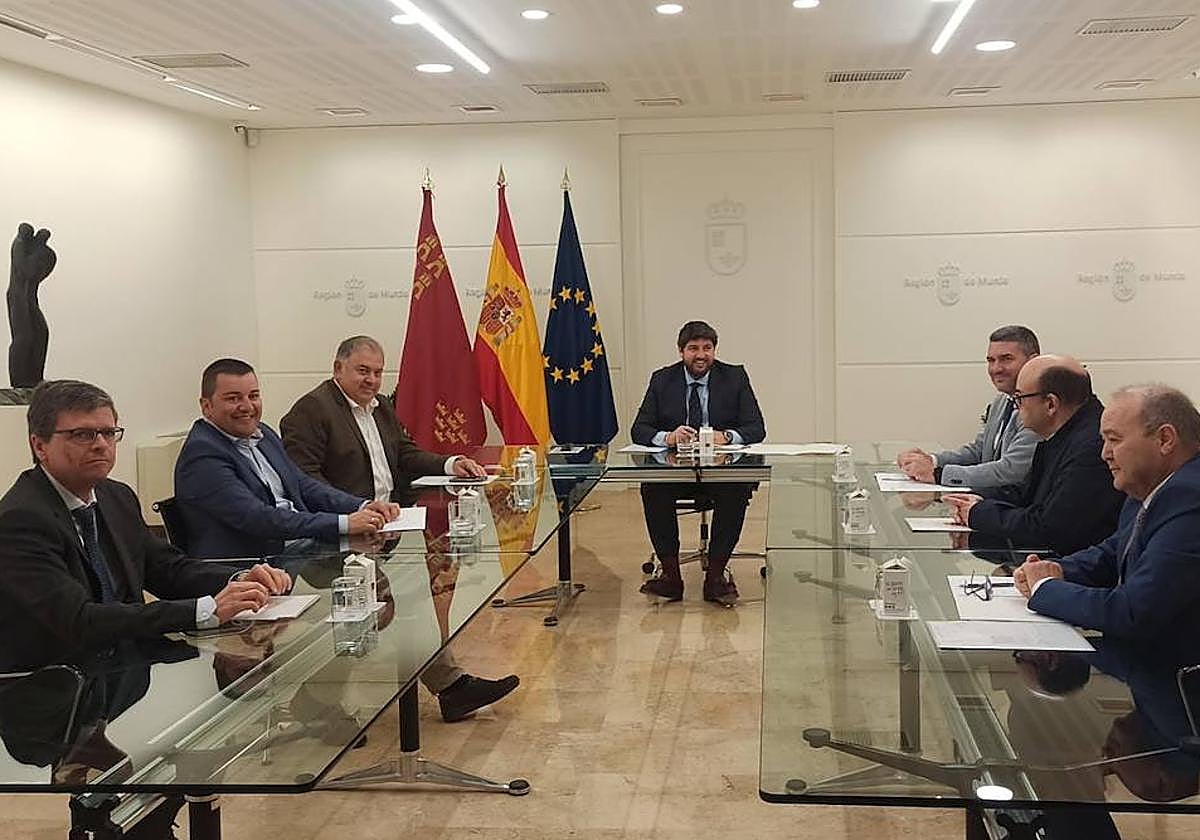 López Miras, junto al presidente del Scrats, Lucas Jiménez, representantes del sindicato y el catedrático Joaquín Melgarejo.