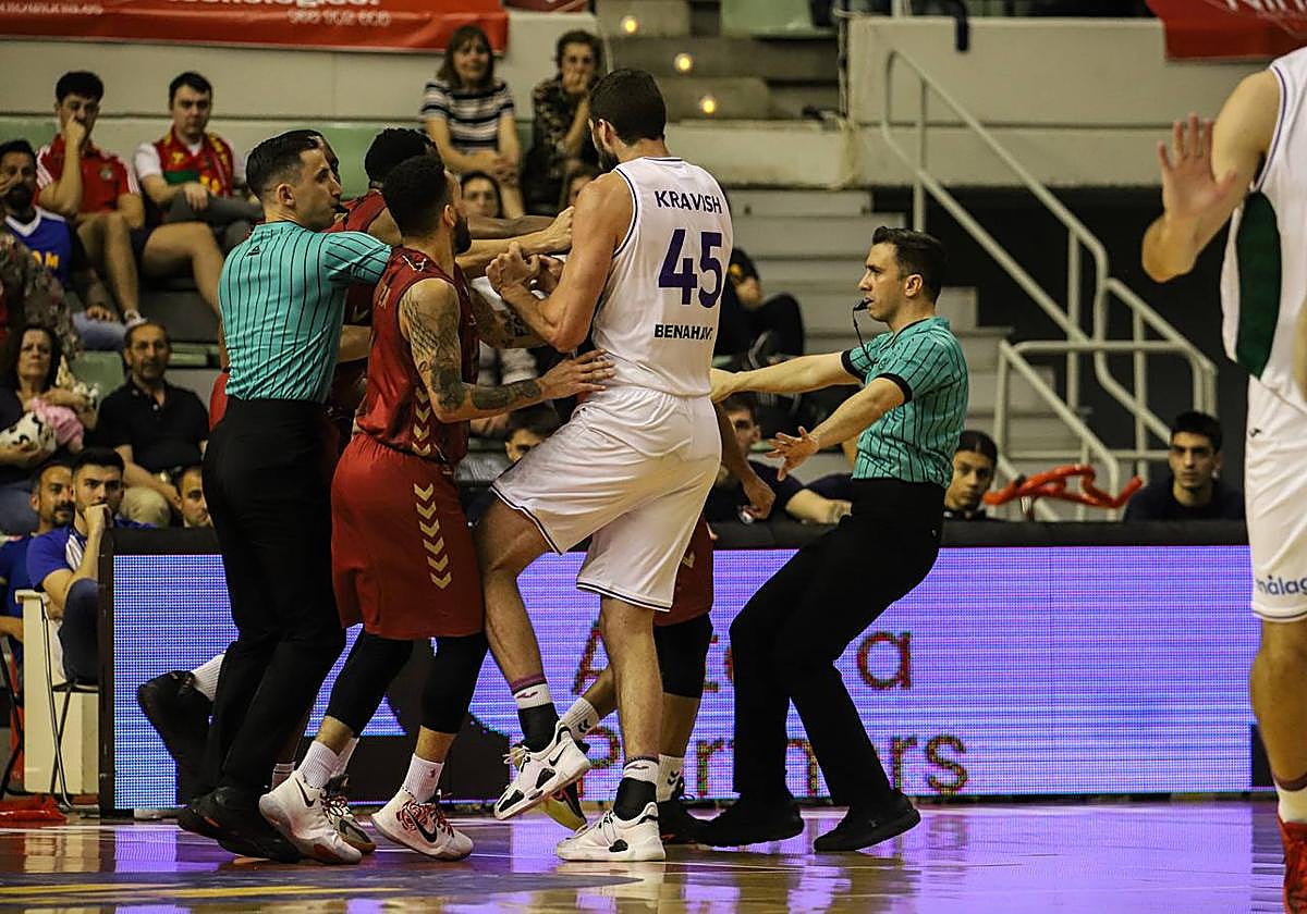 Un feo final. Sakho suelta el puño para golpear a David Kravish, provocando una tangana a pocos segundos de finalizar el partido.