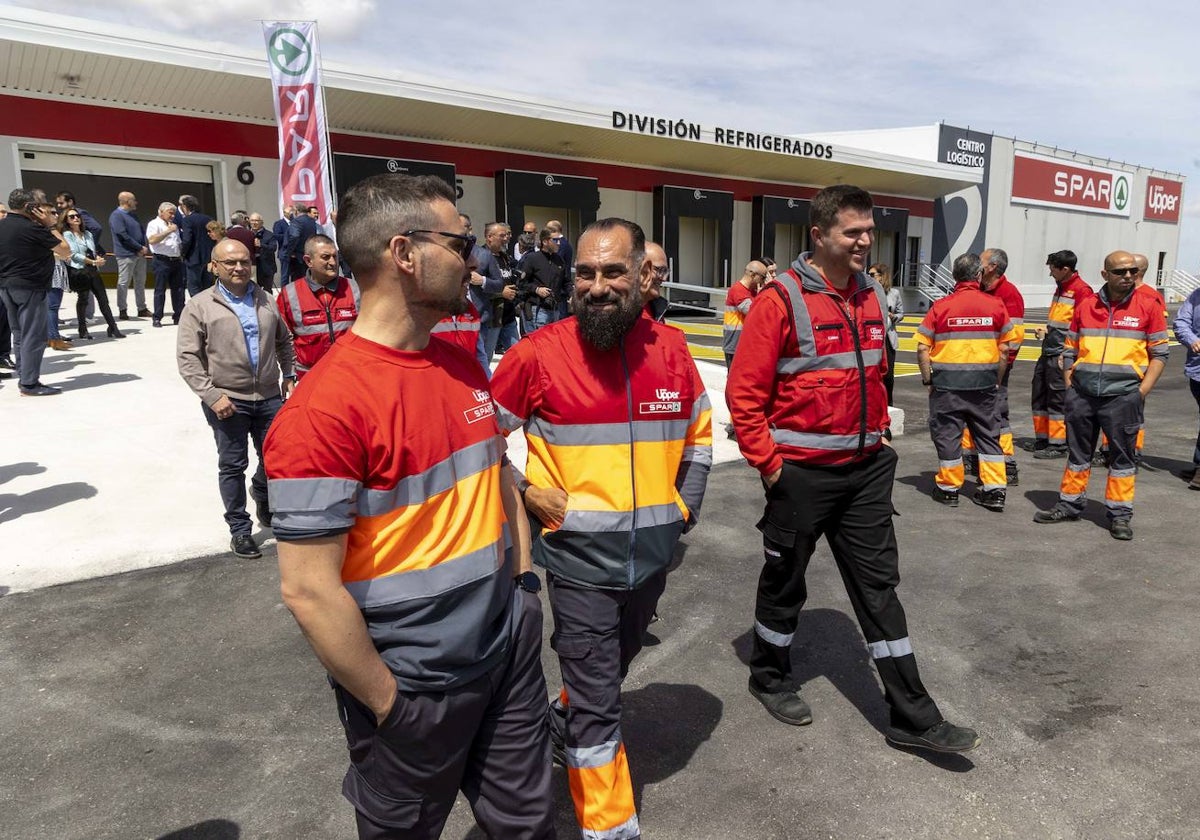 Trabajadores de Upper, en las nuevas instalaciones, durante el acto de inauguración.