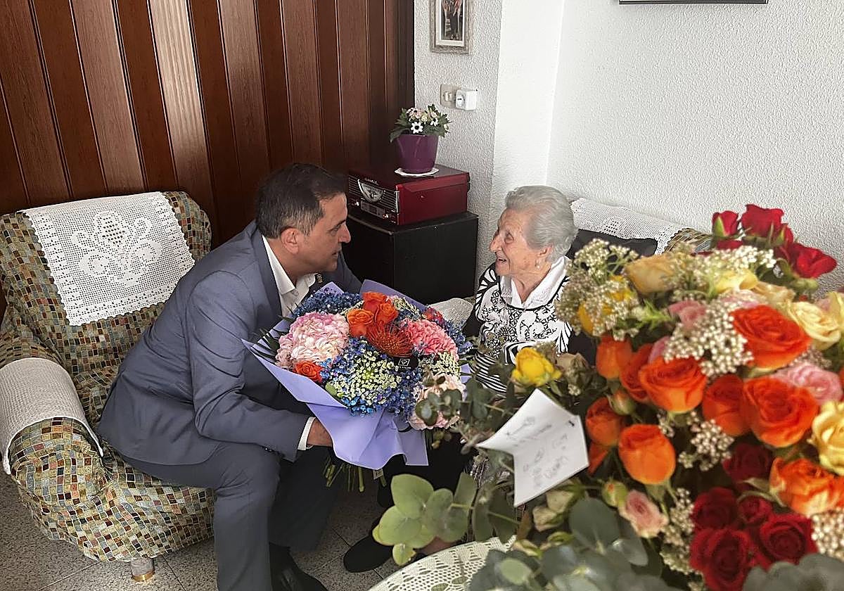 El alcalde de Murcia, José Antonio Serrano, entrega un ramo de flores a Concepción Lax, la 'abuela de Espinardo'.