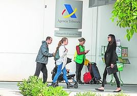 Ciudadanos entran y salen de la sede de la Agencia Tributaria de Murcia, ayer.