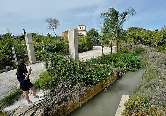 Un tramo de la acequia Alfatego que discurre a cielo abierto a su paso por Rincón de Beniscornia.