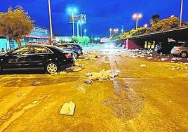 Estado en el que quedó el aparcamiento del supermercado Spar de Cabo de Palos, tras uno de los últimos botellones del pasado verano.