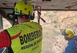 Efectivos del Grupo de Rescate, durante el operativo de búsqueda del senderista perdido.