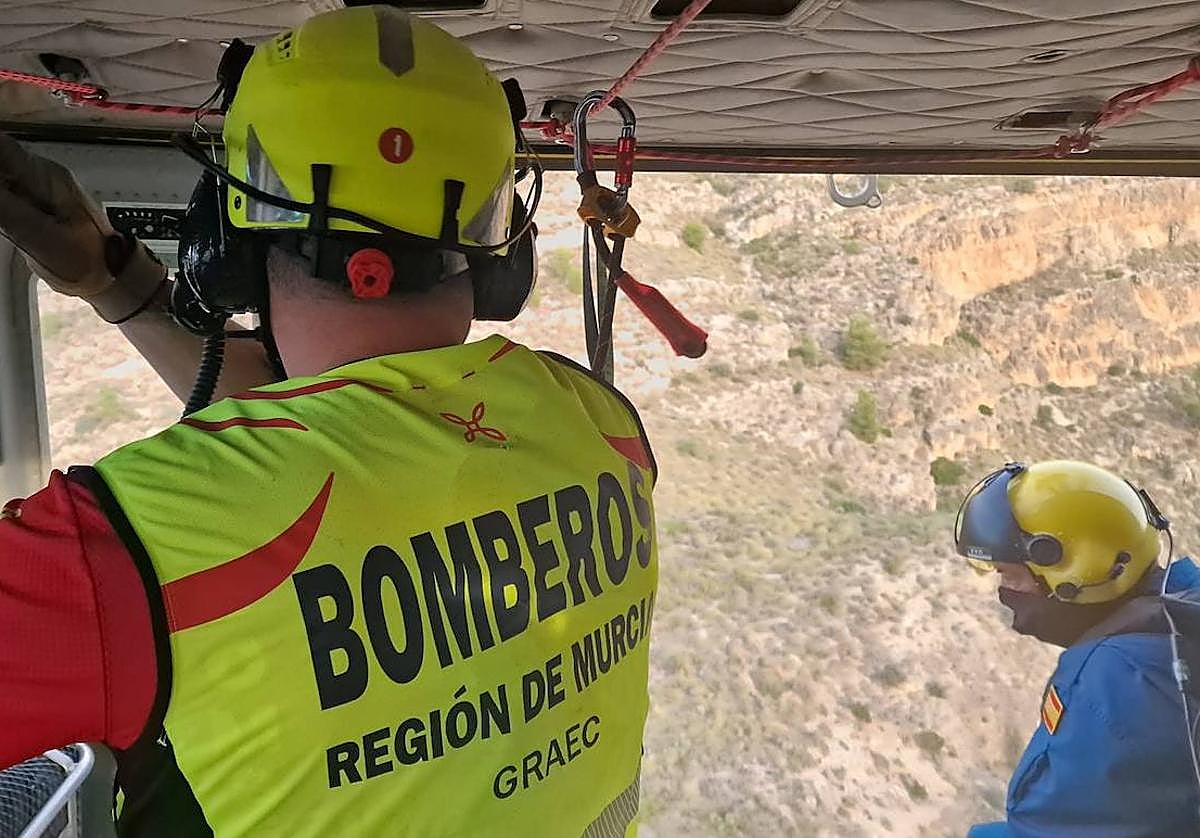 Efectivos del Grupo de Rescate, durante el operativo de búsqueda del senderista perdido.