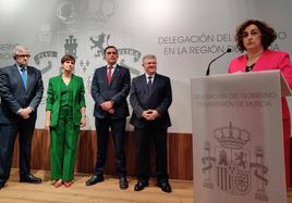 Caridad Rives (der.), nueva delegada del Gobierno en la Región, este viernes, durante su toma de posesión.