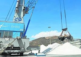 Descarga de sal en la terminal de graneles sólidos de Escombreras.