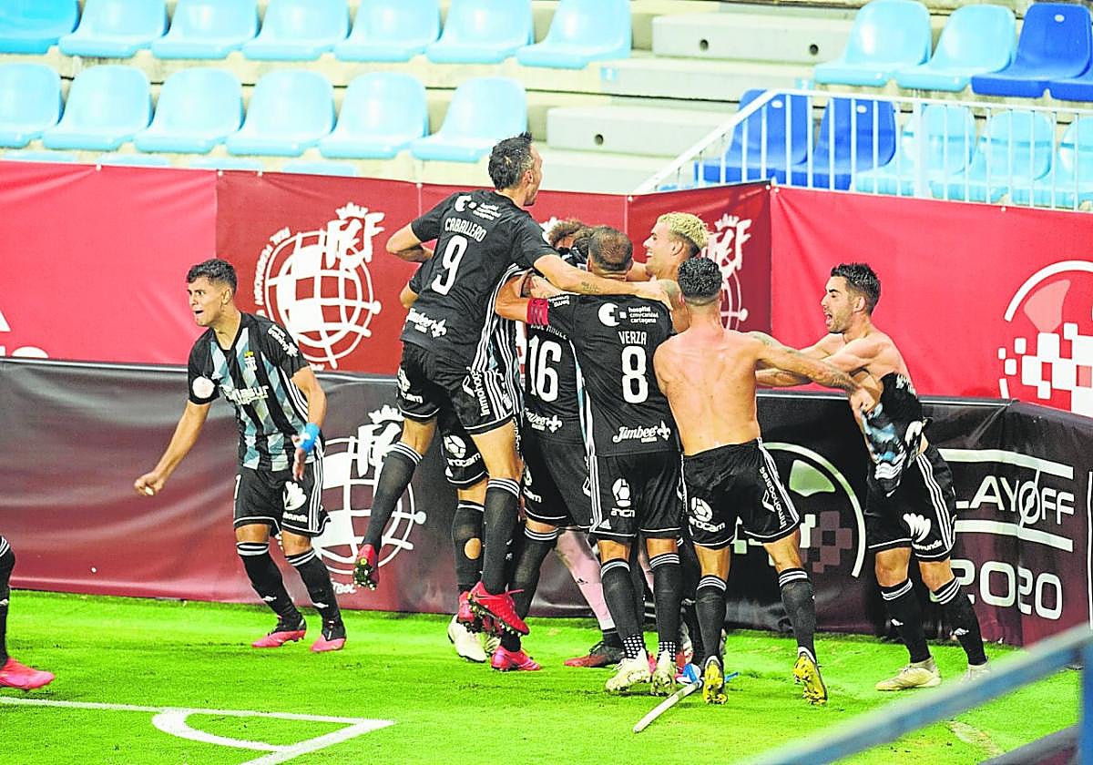Los jugadores del Cartagena celebran en la Rosaleda la parada de Marc Martínez que les dio el ascenso a Segunda en el año 2020.