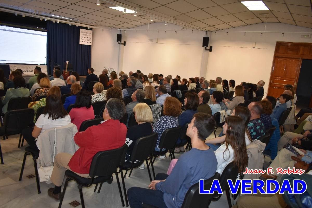 El poemario «Partituras del corazón» llena de emociones la Casa de Cultura de Caravaca