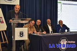 En pie, José Manuel Villalta, declama uno de los poemas del libro de Juan Fernández Escámez