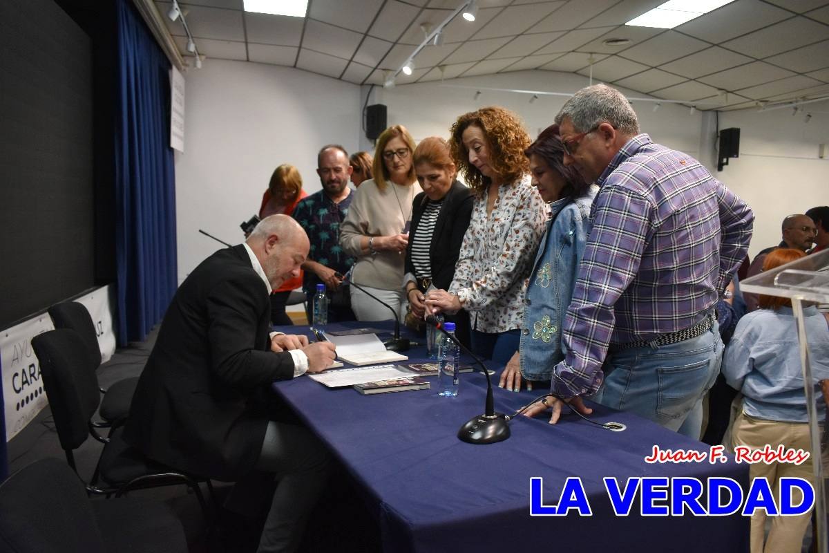 El poemario «Partituras del corazón» llena de emociones la Casa de Cultura de Caravaca