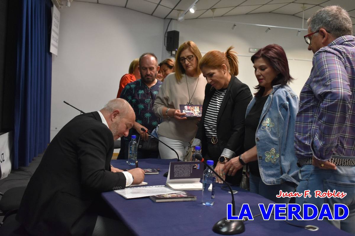 El poemario «Partituras del corazón» llena de emociones la Casa de Cultura de Caravaca