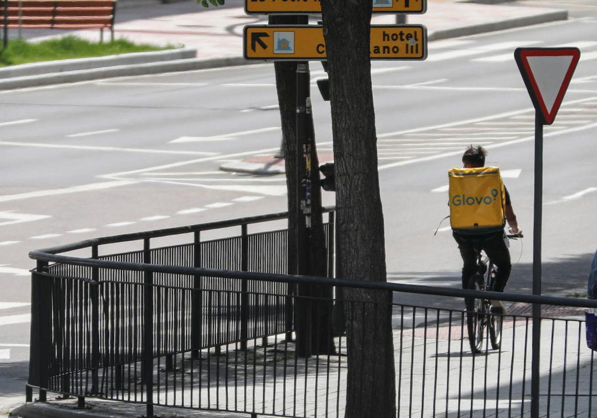 Imagen de archivo de un trabajador de Glovo circulando en bicicleta.