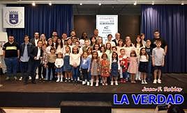 Los premiados en los concursos de Dibujo y Creación Literaria posan junto a los representantes institucionales