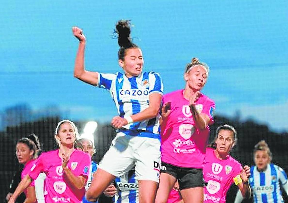 Raquel Morcillo, a la derecha en primer término, salta en pugna con una jugadora de la Real en el partido de la primera vuelta.