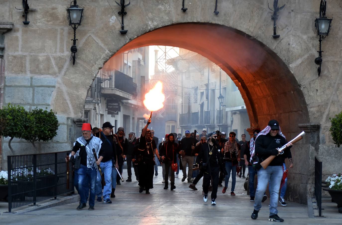 Un kabileño dispara su arma al paso por el Arco.