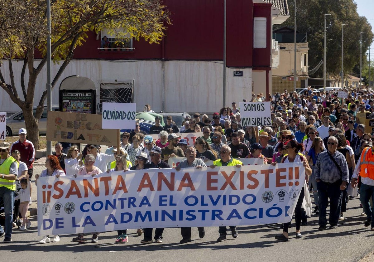 Vecinos de Santa Ana, con pancartas, durante la protesta.